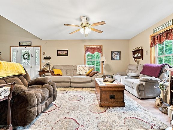 4th image of 2982 Valley Rd