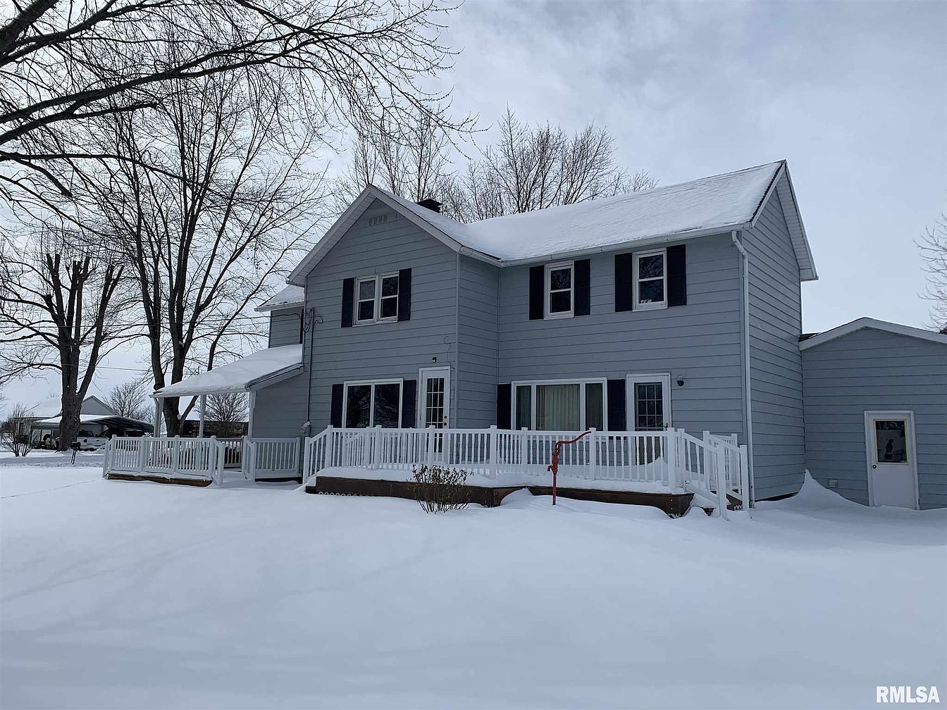 Under 150K Sunday c. 1890 Charming Farmhouse in Williamsfield IL