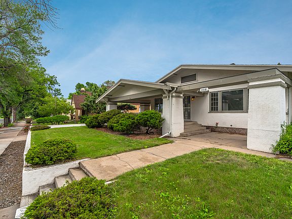 Walkway from the street to the front
