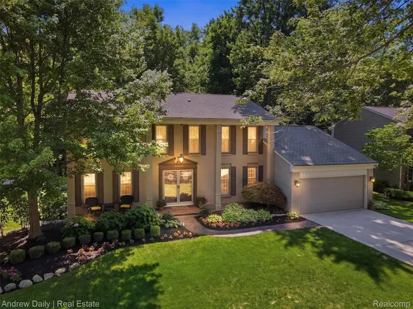 21649 Shadybrook Dr, Novi, MI 48375