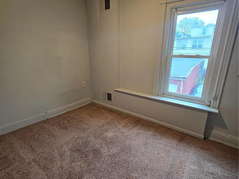 1437 Webster St — Photo 8