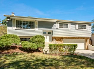 542 71st St, Darien, IL 60561