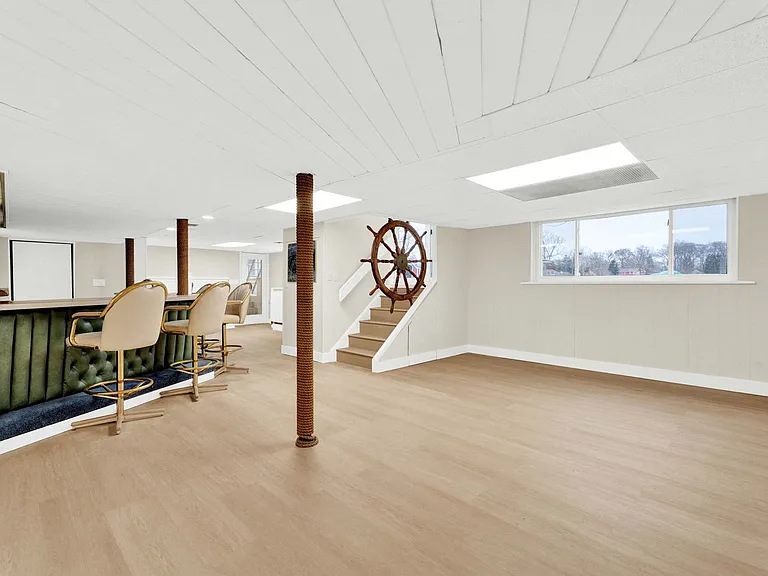 915 James K Blvd — Photo 27