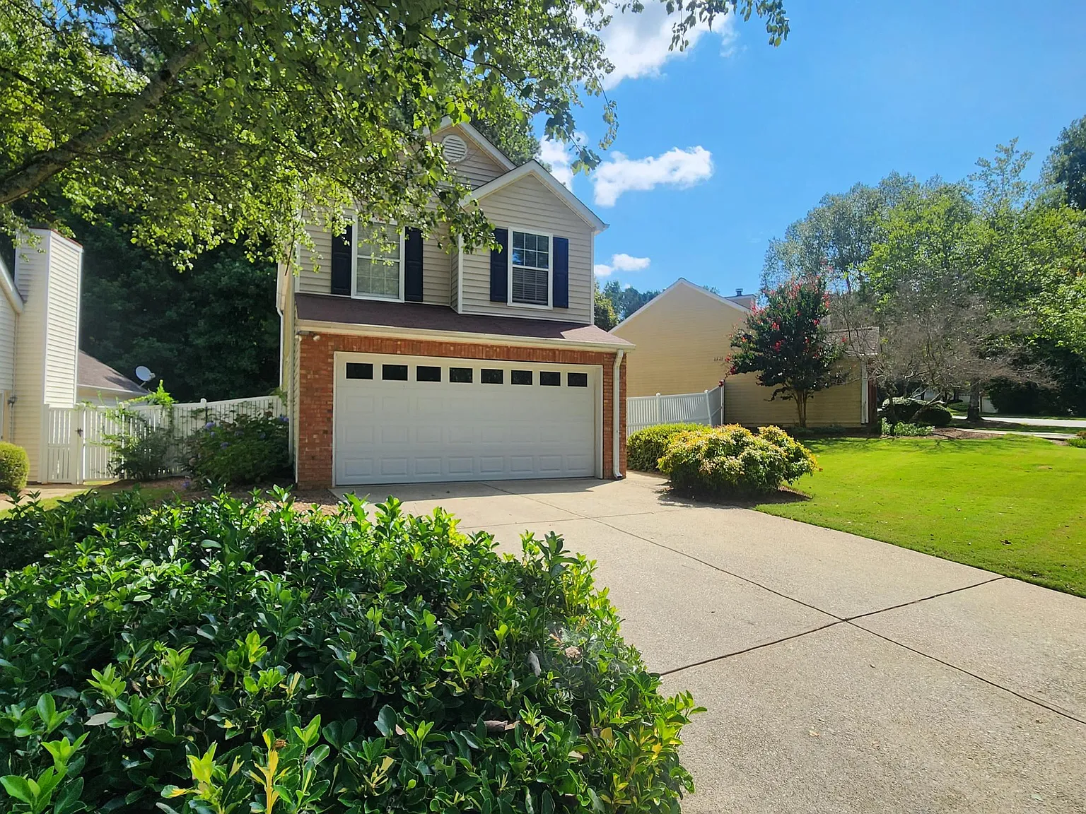 3 bed, 2.5 bath, 1700 sqft, $2,400 — Photo 4