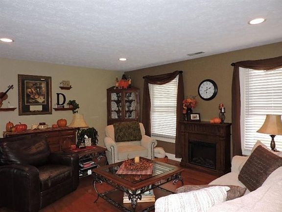 5th image of 3708 Mary Ann Dr