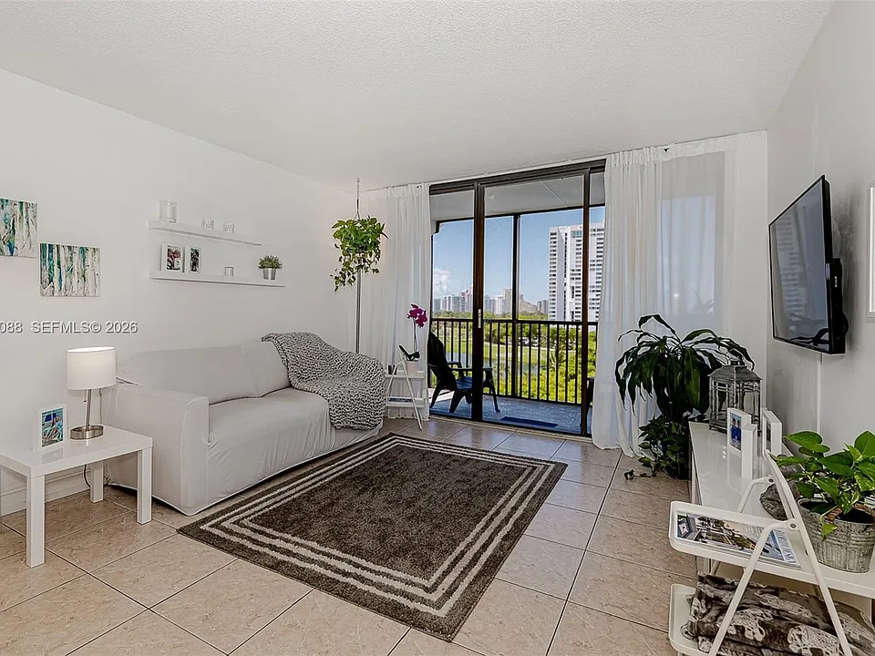 3475 N Country Club Dr #807