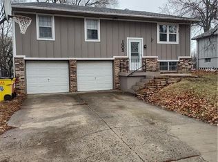 1005 Oat Ln, Buckner, MO 64016