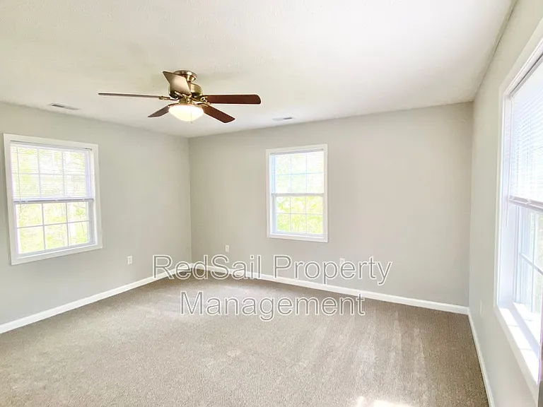 102 Thunderbird Ln — Photo 21