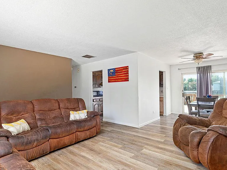 23527 W Anderson St — Photo 4