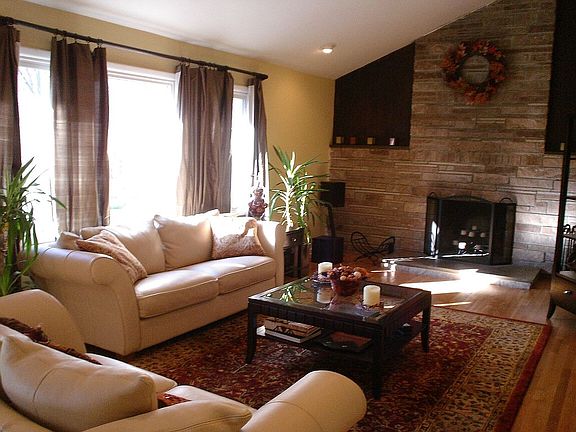 Living room with fireplace 