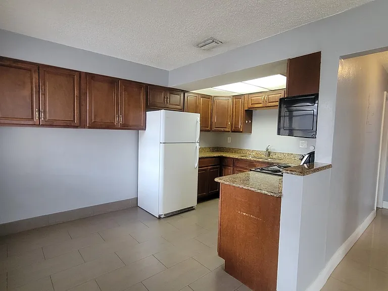 1821 NE 56th St #4 — Photo 5