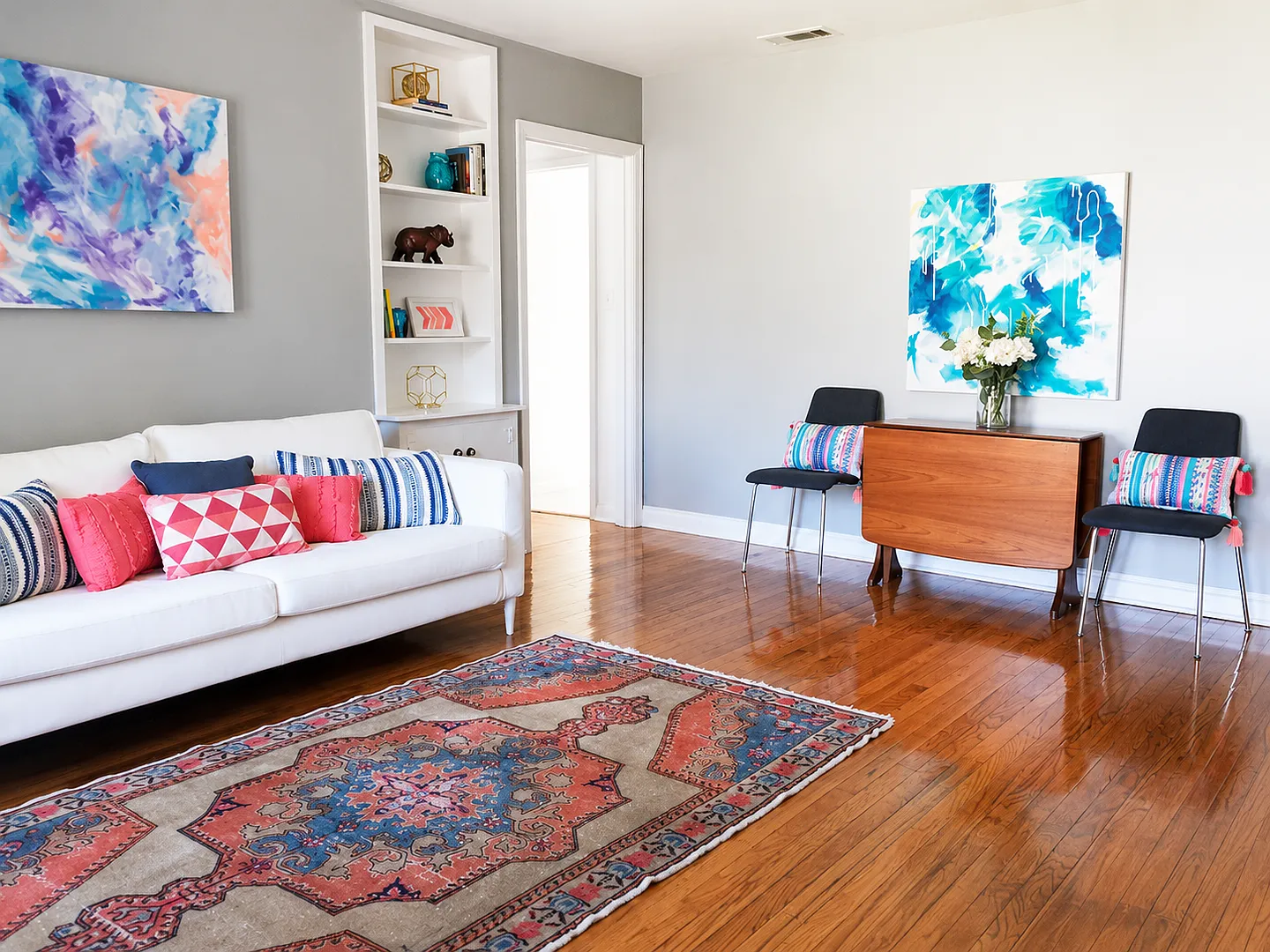 2 bedroom North Loop Bungalow — Photo 4