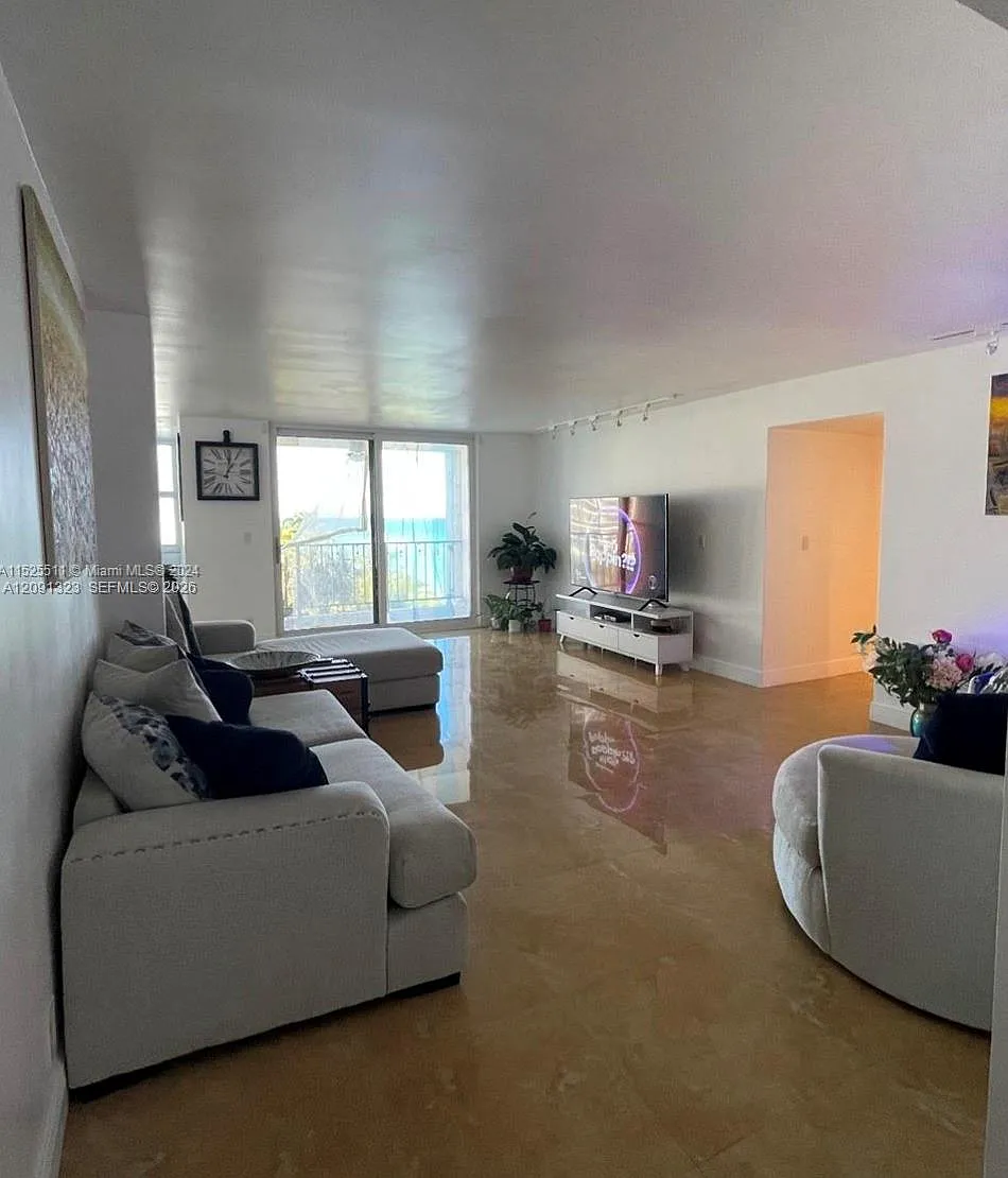 La Mer Estates East Condo — Photo 4