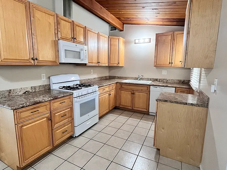 703 E Linfield St — Photo 7