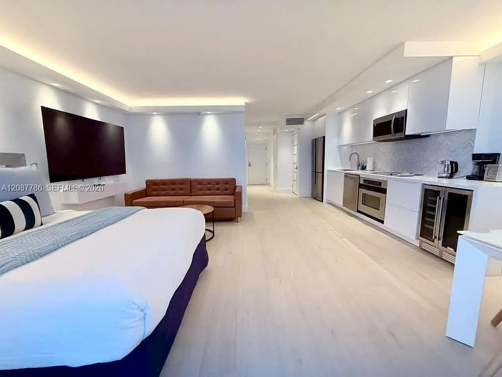 Roney Palace Condo — Photo 2