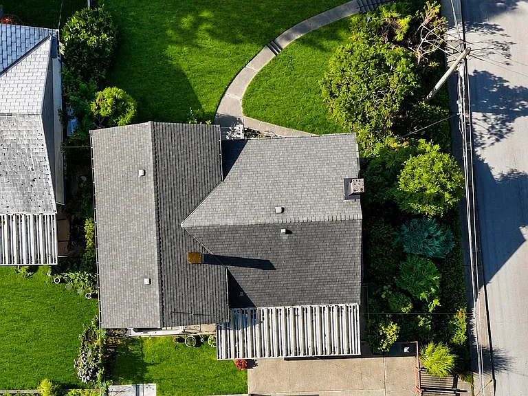 4409 Marine Dr — Photo 2
