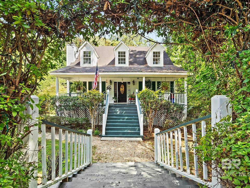 Cape cod house with a porch