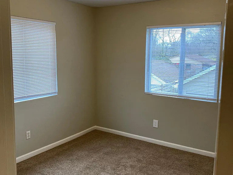 1703 Military Ave — Photo 12