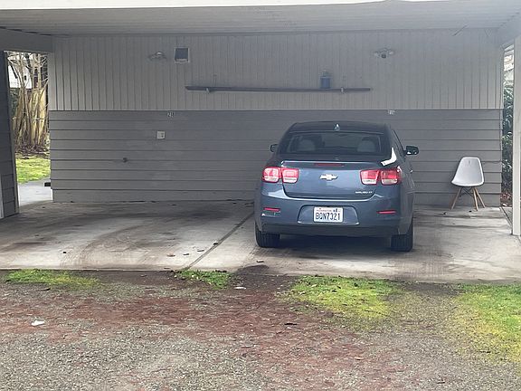 3rd image of 218 J St SE #218