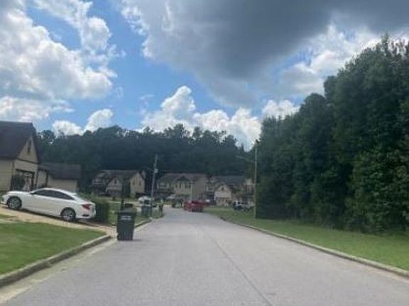 Exterior Neighborhood (street photo)