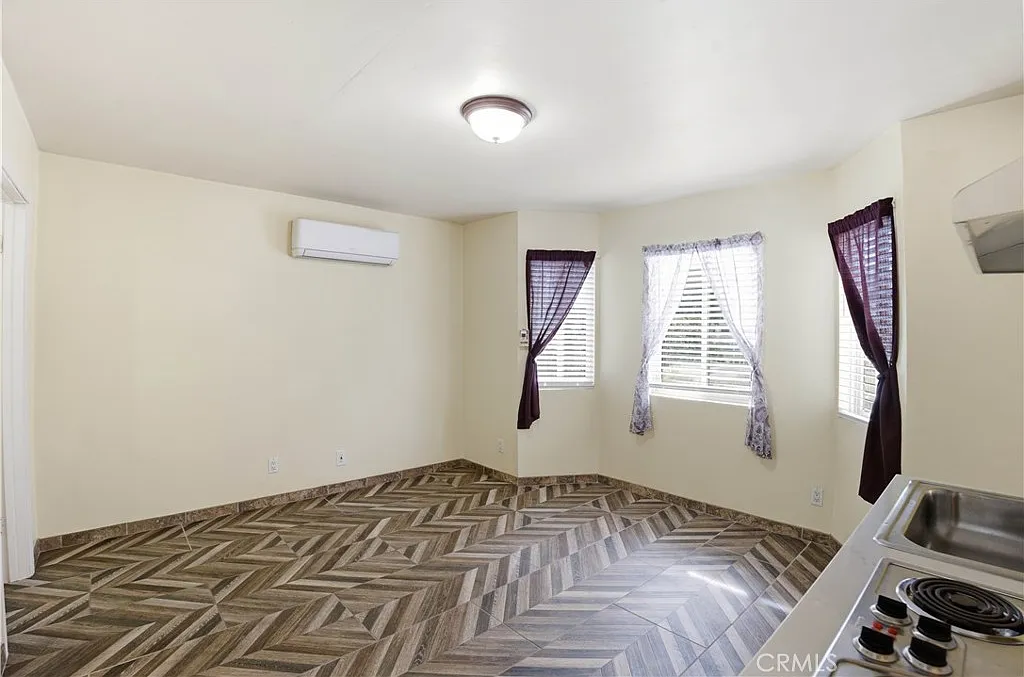 2 bed, 475 sqft, $2,200 — Photo 3