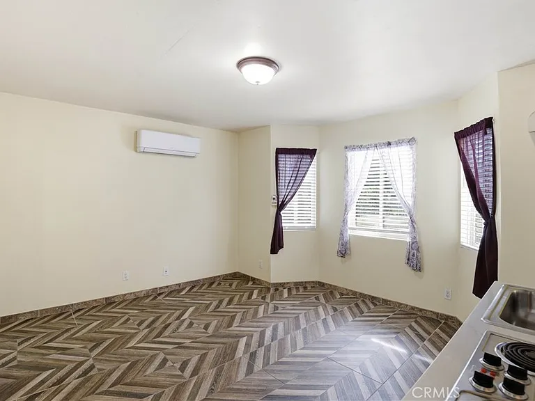 1581 W Chanticleer Rd #B — Photo 3