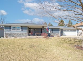 1835 Maness Ct, Sycamore, IL 60178