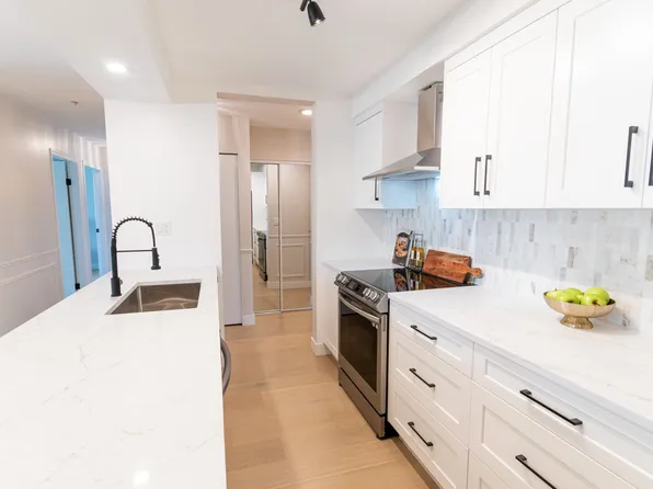 1163 The High St #Penthouse 5, Coquitlam, BC V3B 7W2