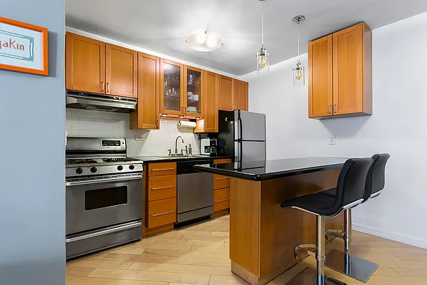 Sold by Redfin Real Estate | media 4