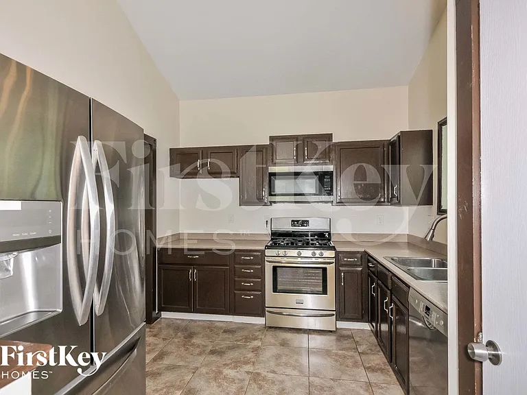 202 Barrington Dr — Photo 6