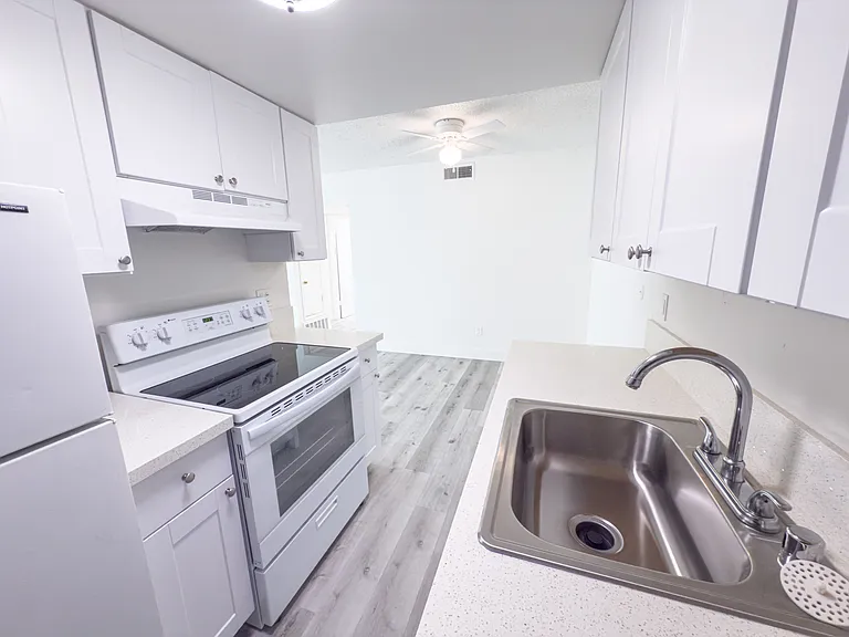 The Palms Apartments — Photo 35