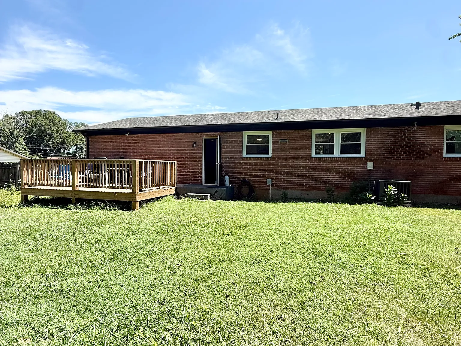 3 bed, 1.5 bath, 1404 sqft, $2,000 — Photo 2