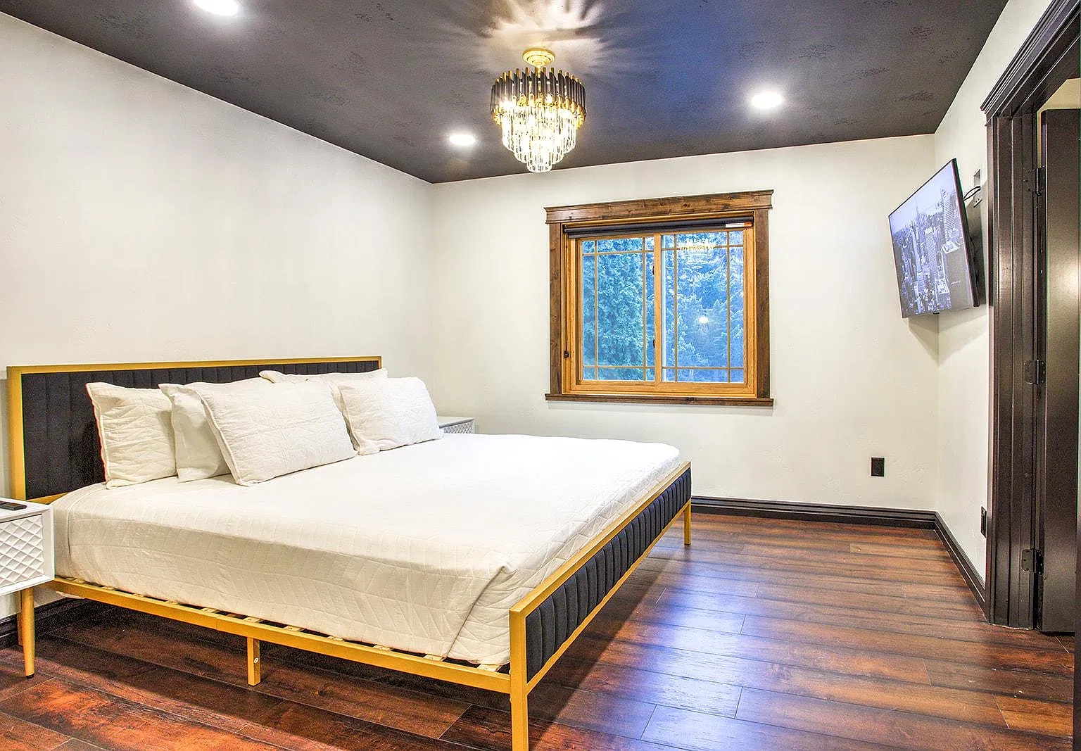 Studio, 4000 sqft, $1,000 — Photo 4