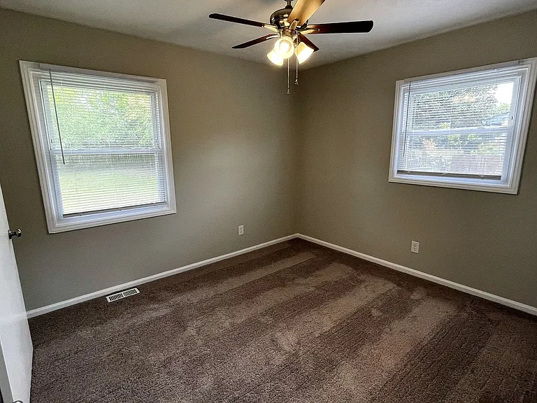 1095 Strathdon Ave — Photo 11