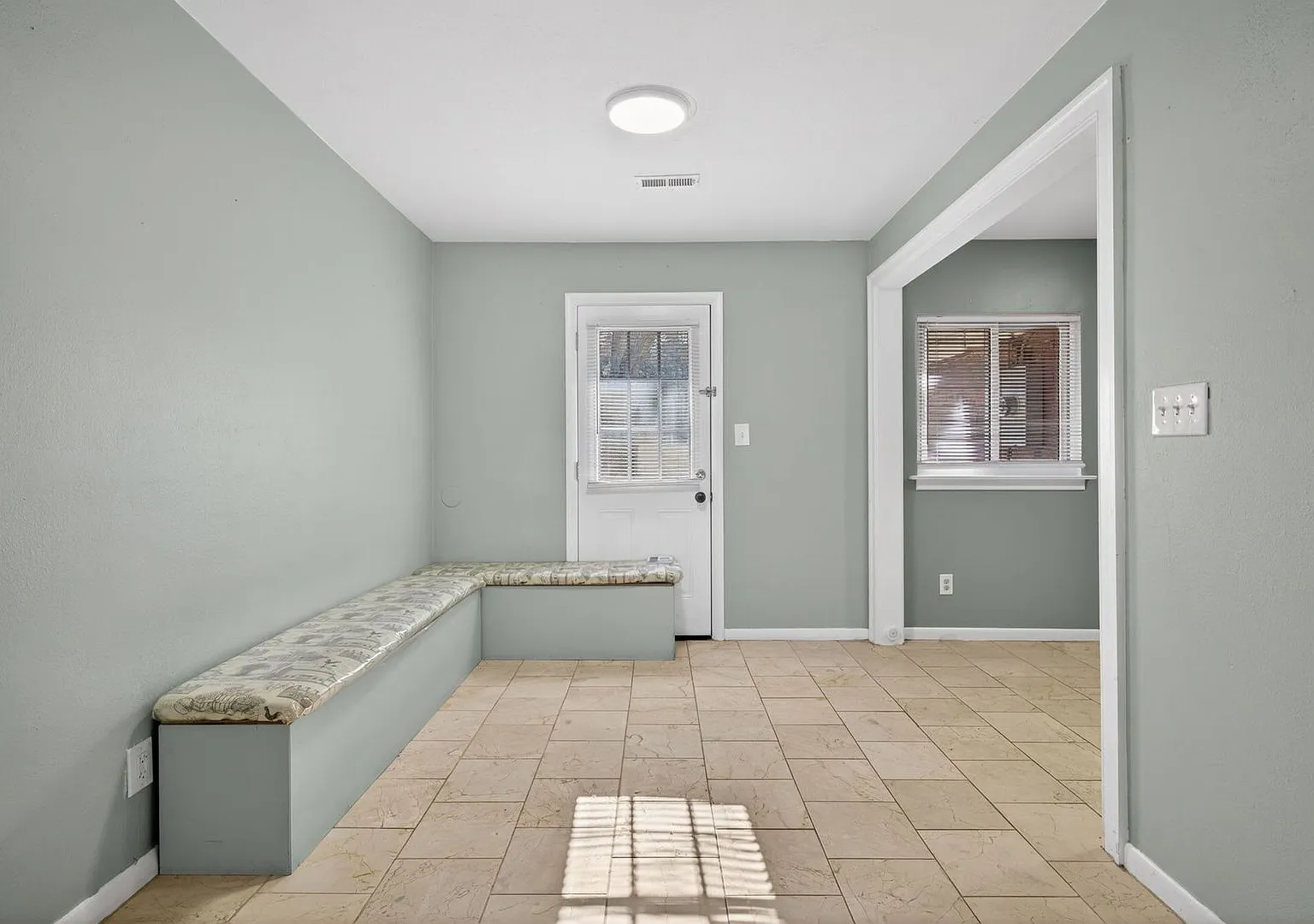 Charming Brick Ranch in the Heart of Churchland — Photo 3