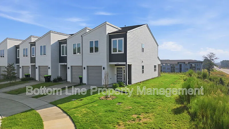 3 bed, 2.5 bath, 1740 sqft, $1,875 — Photo 2