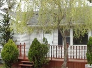 91 E Lakeland St, Bay Shore, NY 11706