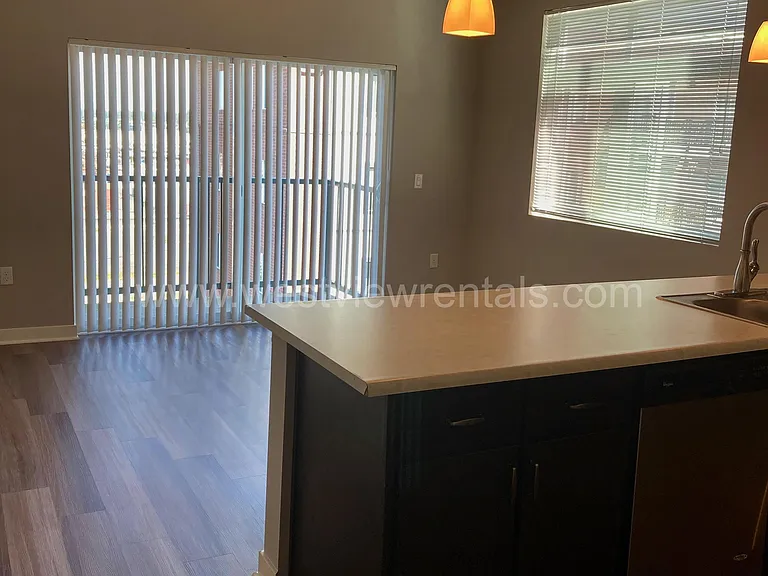203 E Laurel St — Photo 49