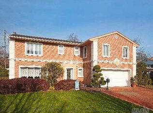 135 Old Courthouse Rd, Manhasset Hills, NY 11040