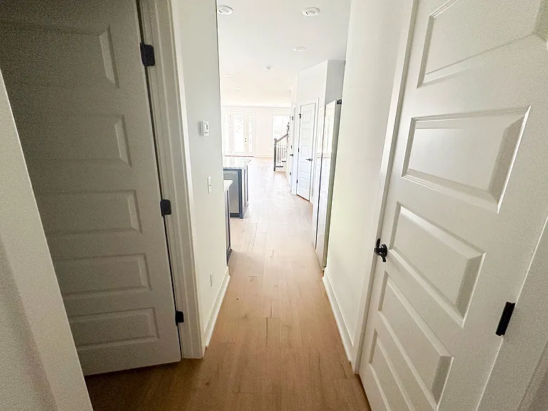 933 W Holly St — Photo 9