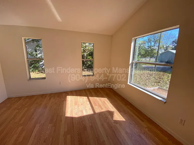 908 Helen St — Photo 2