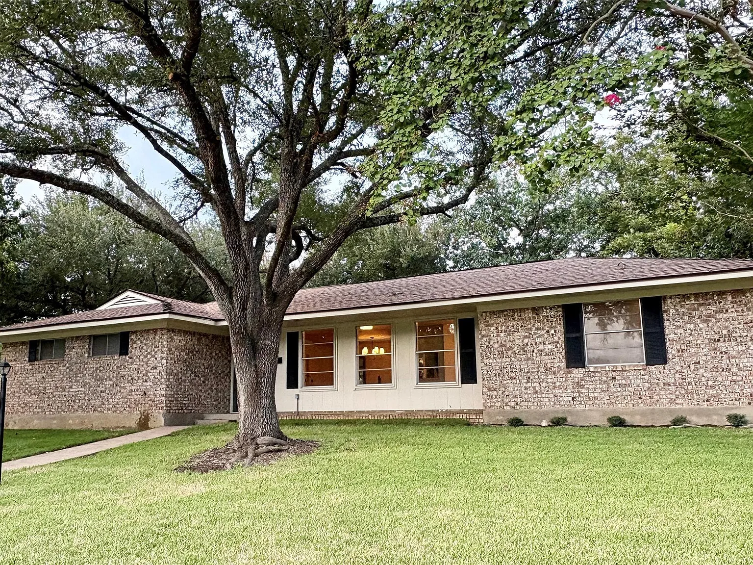 3 bed, 2.0 bath, 1309 sqft, $1,950 — Photo 2