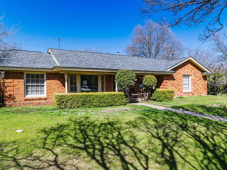 11327 Drummond Cir — Photo 35