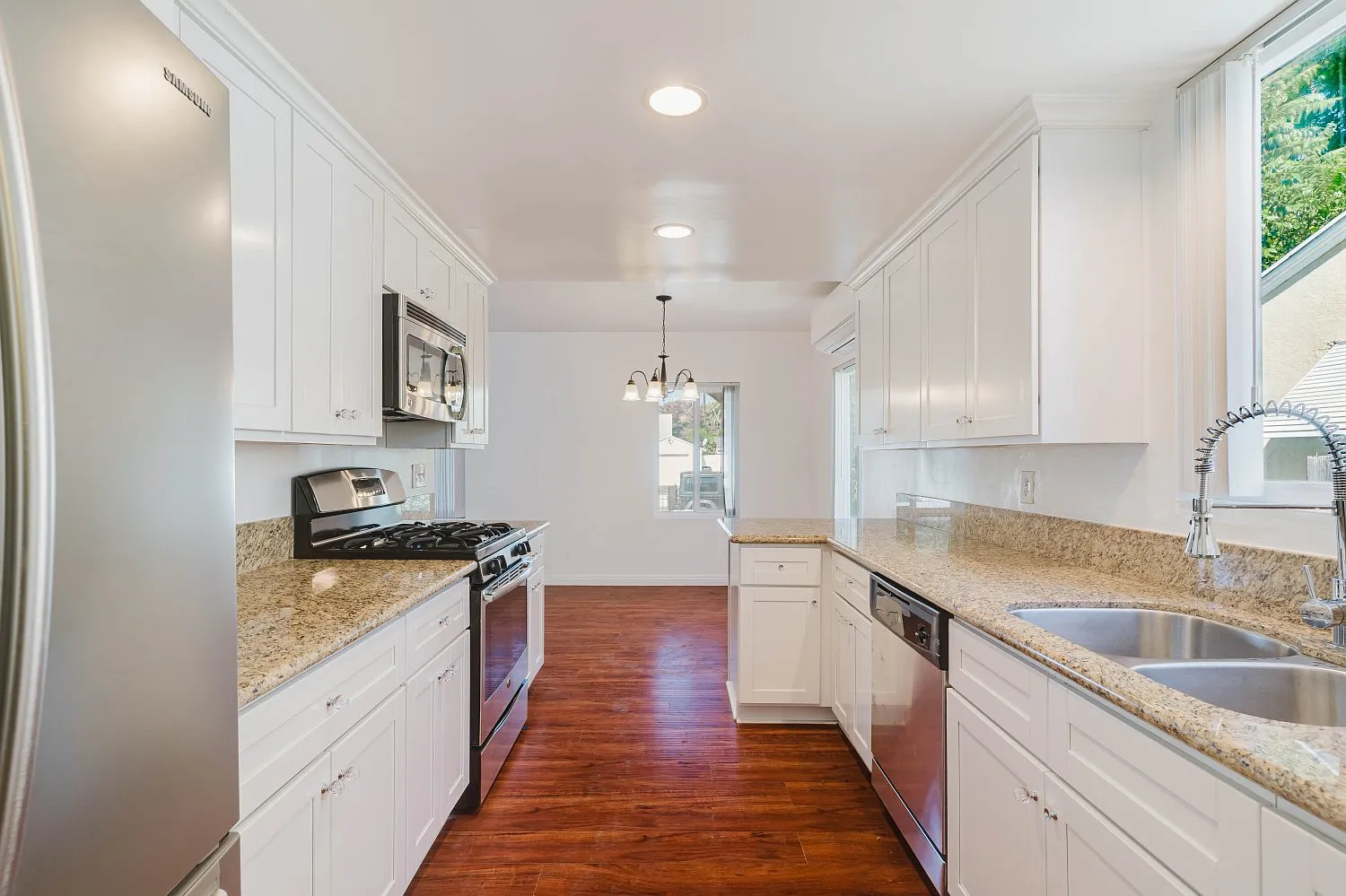 3 bed, 999 sqft, $3,500 — Photo 4