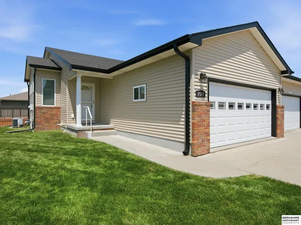 2520 Winston Cir, Fremont, NE 68025