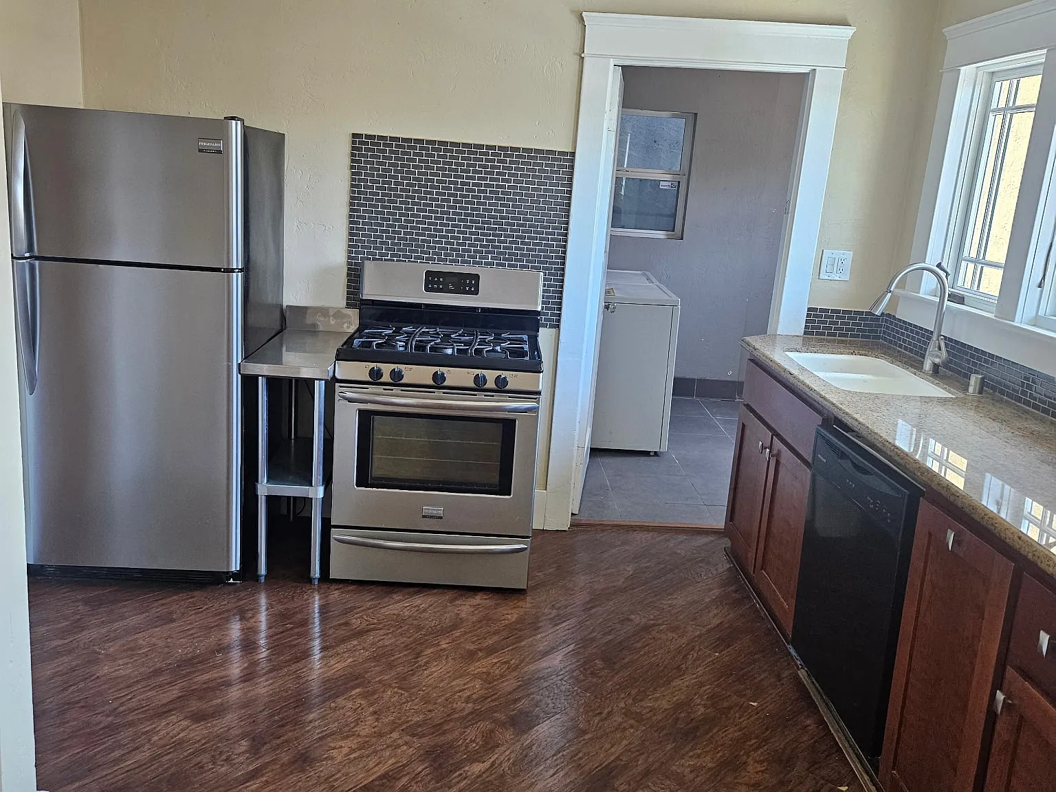 2 bed, 1200 sqft, $4,095 — Photo 4