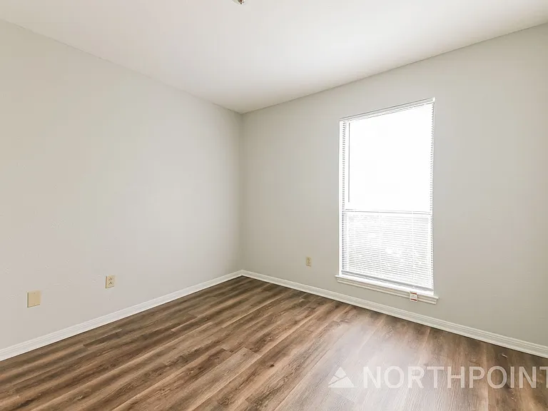 1706 Saint James Dr — Photo 12