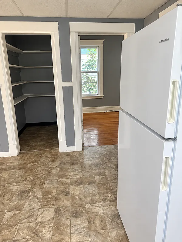 3 bed, 1.0 bath, $1,500 — Photo 2