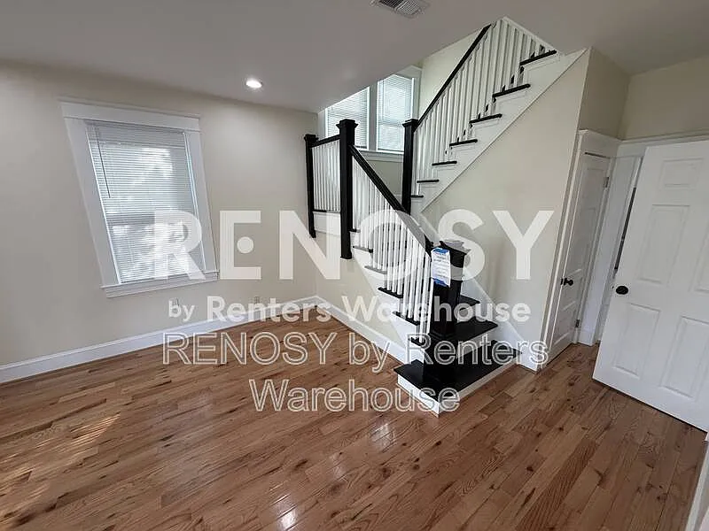 5 bed, 2.5 bath, 2500 sqft, $2,500 — Photo 3