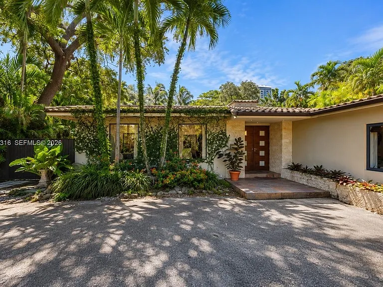 560 Sabal Palm Rd — Photo 1